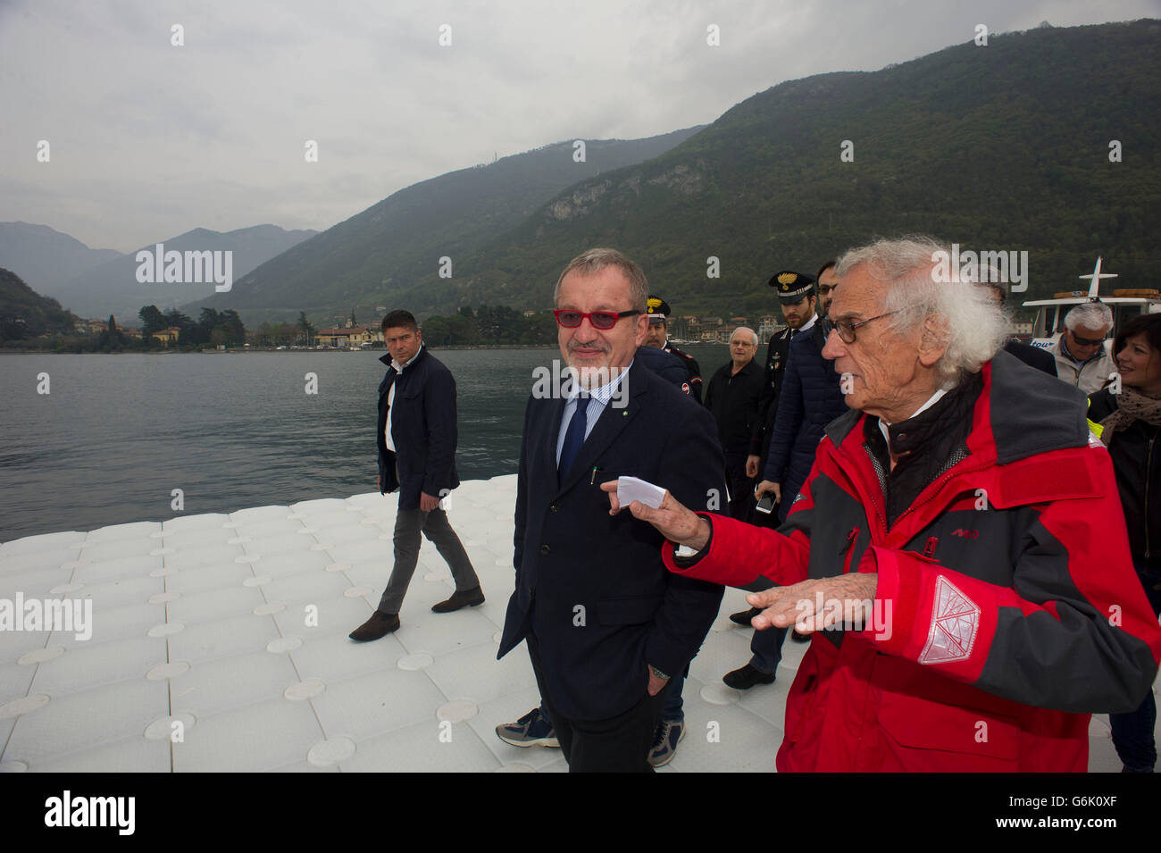 Italia Lombardia Sulzano Christo Vladimirov Yavakev sul lago d'Iseo autore della passerella "i pontili galleggianti' Foto Stock