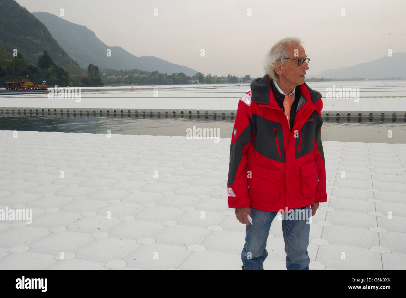 Italia Lombardia Sulzano Christo Vladimirov Yavakev sul lago d'Iseo autore della passerella "i pontili galleggianti' Foto Stock