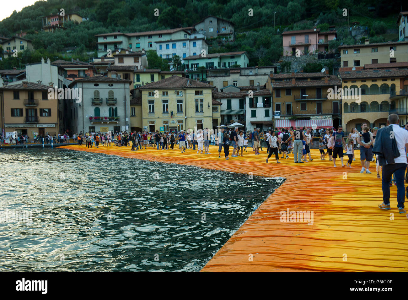 Il lago d'Iseo Italia. Lombardia Christo Vladimirov Yavachev realizzato i pontili galleggianti che collega Sulzano con Montisola isole S. Paolo Foto Stock