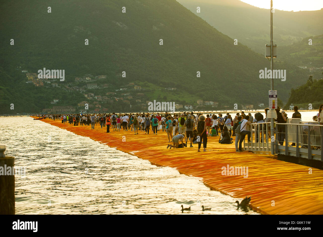 Il lago d'Iseo Italia. Lombardia Christo Vladimirov Yavachev realizzato i pontili galleggianti che collega Sulzano con Montisola isole S. Paolo Foto Stock