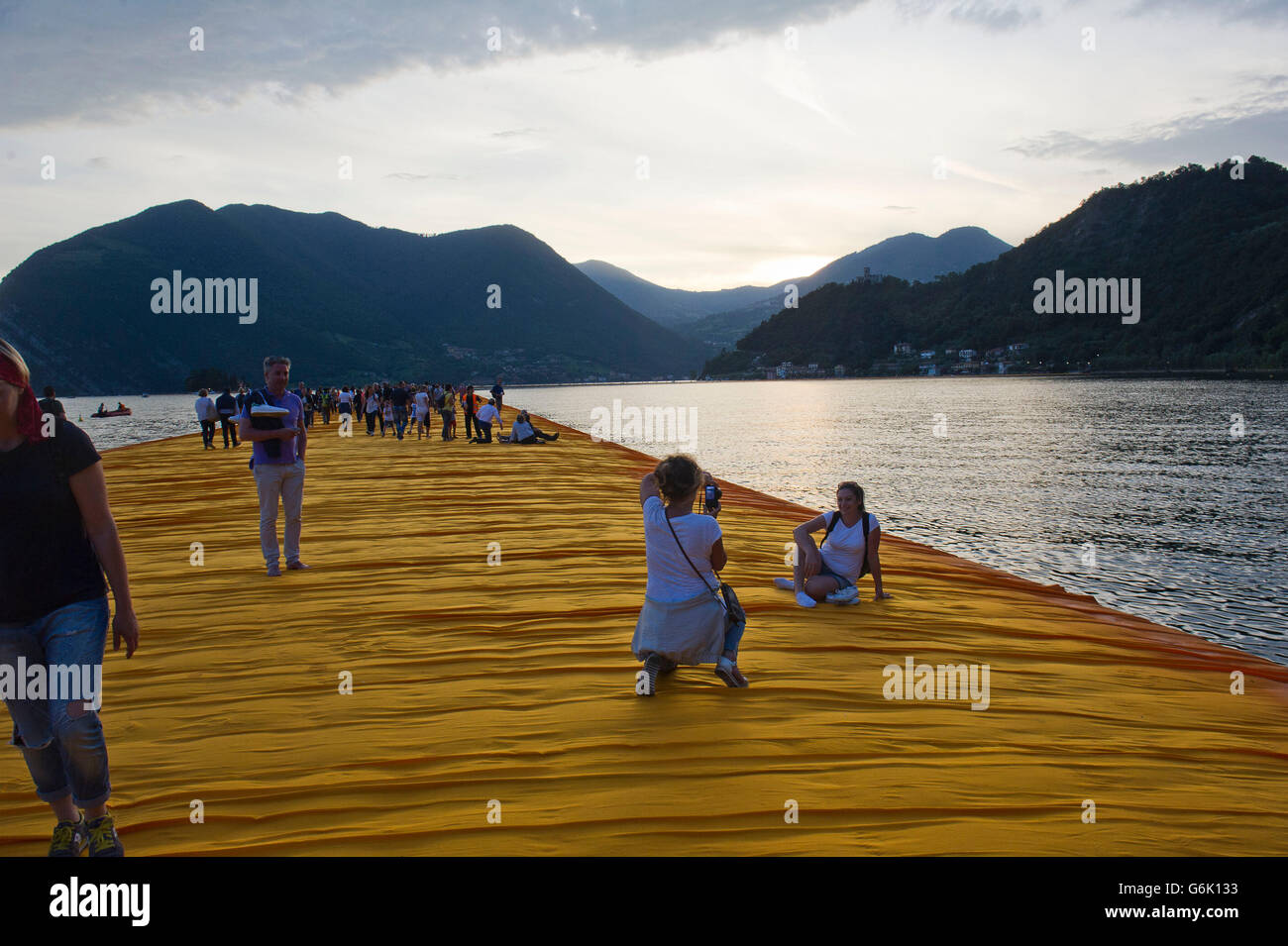 Il lago d'Iseo Italia. Lombardia Christo Vladimirov Yavachev realizzato i pontili galleggianti che collega Sulzano con Montisola isole S. Paolo Foto Stock