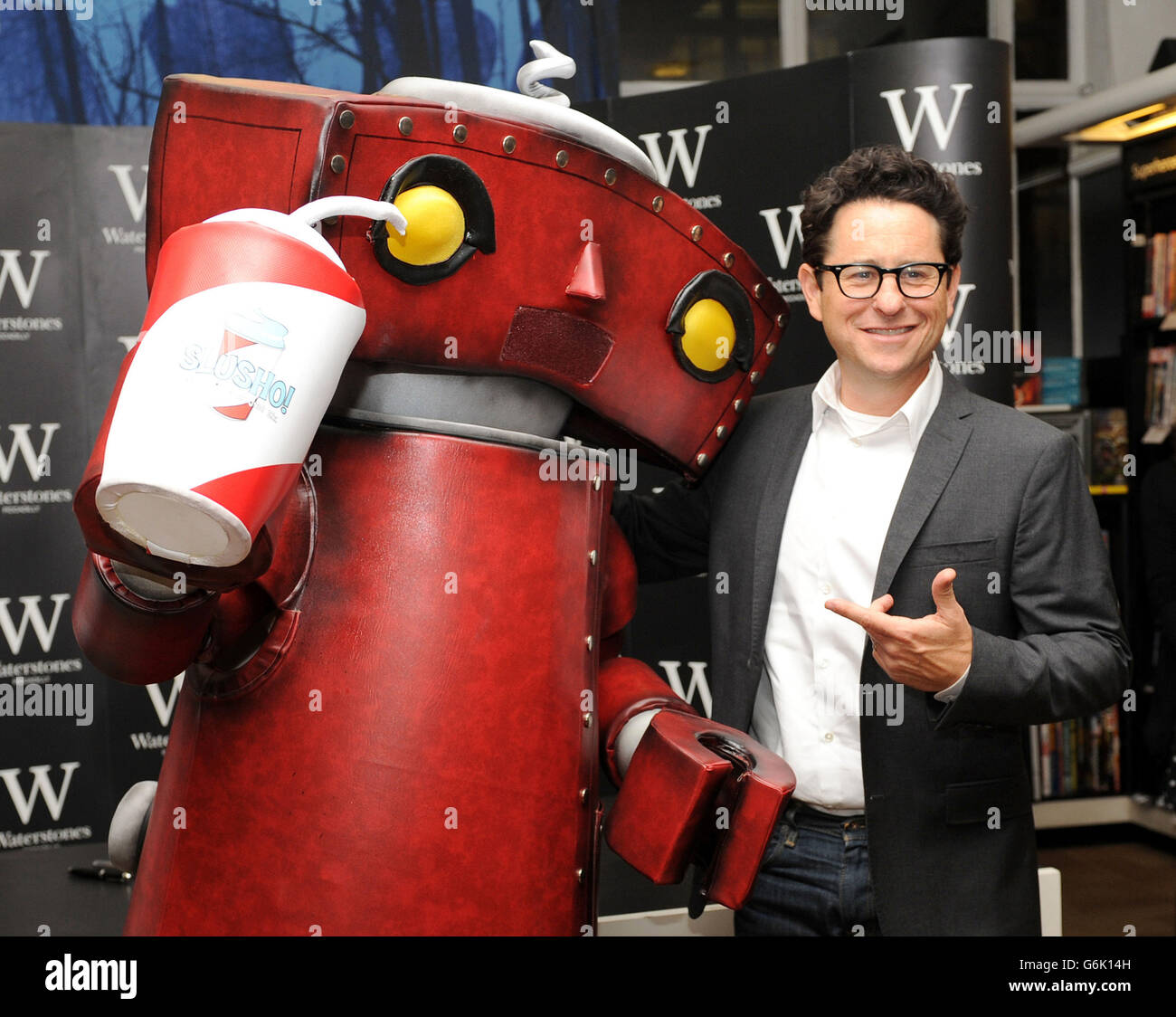 JJ Abrams incontra un fan vestito in costume da 'Bad Robot' a una firma per il suo libro, S., a Waterstones, Piccadilly, Londra. Foto Stock