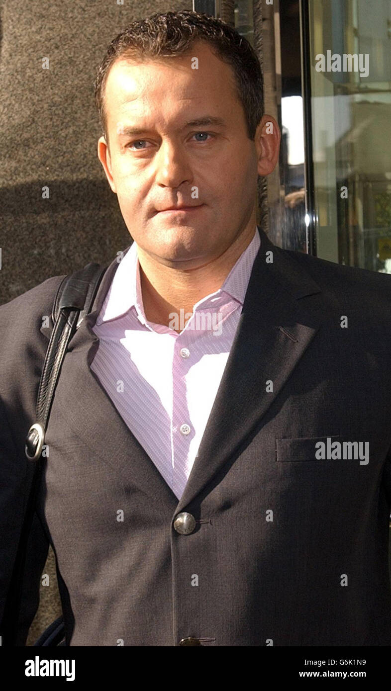 L'ex maggiordomo reale Paul Burrell lascia una stazione televisiva americana a Londra, mentre il suo libro A Royal Duty è in vendita oggi. La settimana scorsa i principi William e Harry hanno sferrato un attacco spaventoso contro Burrell accusandolo di aver tradito la madre, ma ha detto che vorrebbe dare ai giovani principi "un pezzo della mia mente” e ha detto loro di "crescere”. Foto Stock