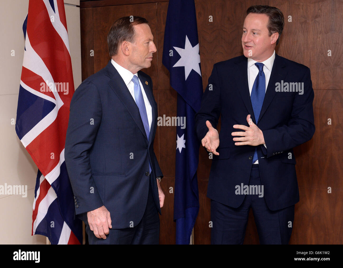 Il primo ministro David Cameron incontra il primo ministro australiano Tony Abbott all'Alto Commissariato britannico nella capitale dello Sri Lanka Colombo, dove i due leader partecipano all'incontro dei capi di governo del Commonwealth. Foto Stock