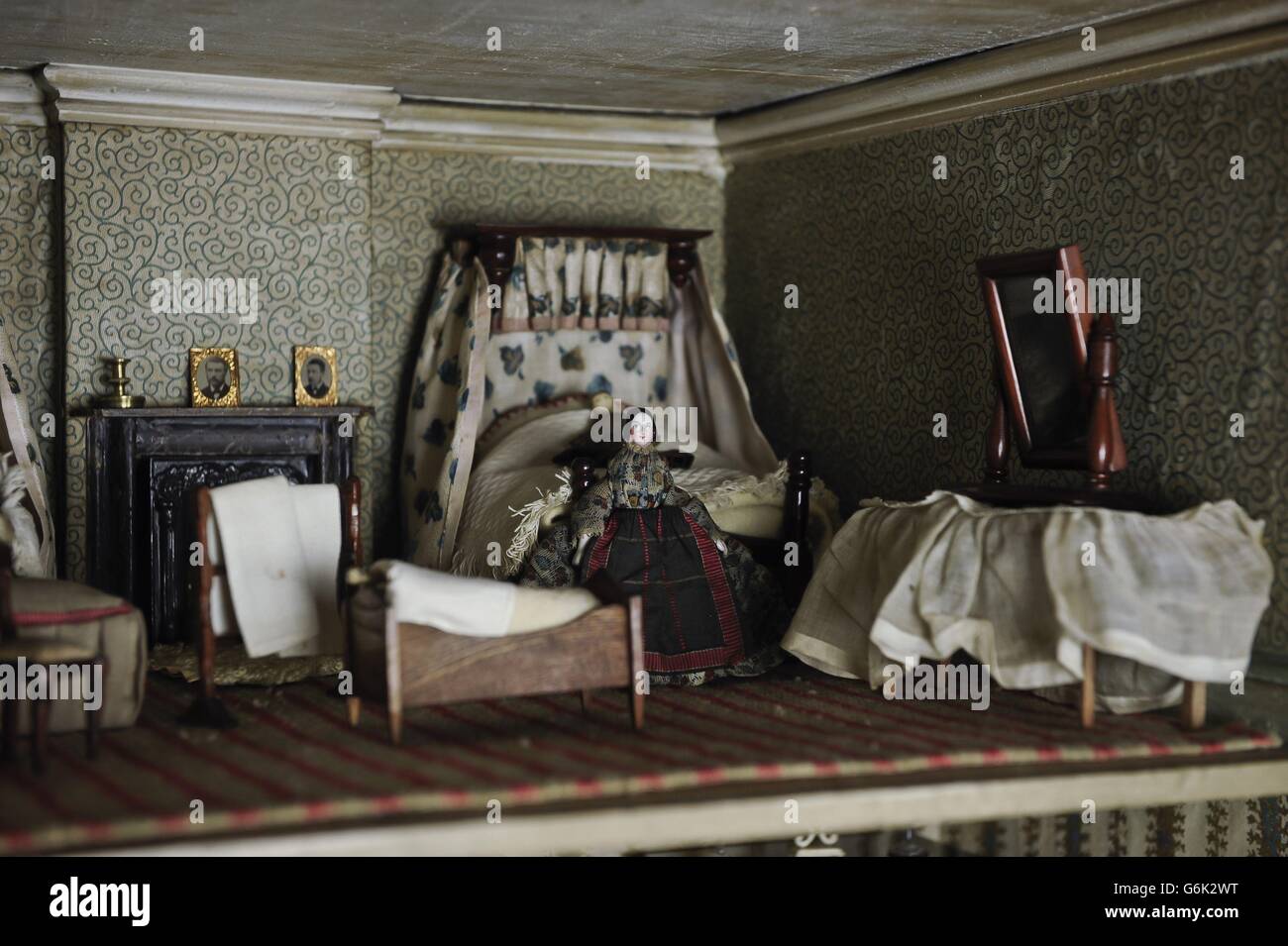 Una camera da letto in una casa di bambola vittoriana che sarà messa all'asta a Chorley's in Gloucestershire, il 28 novembre 2013. Foto Stock