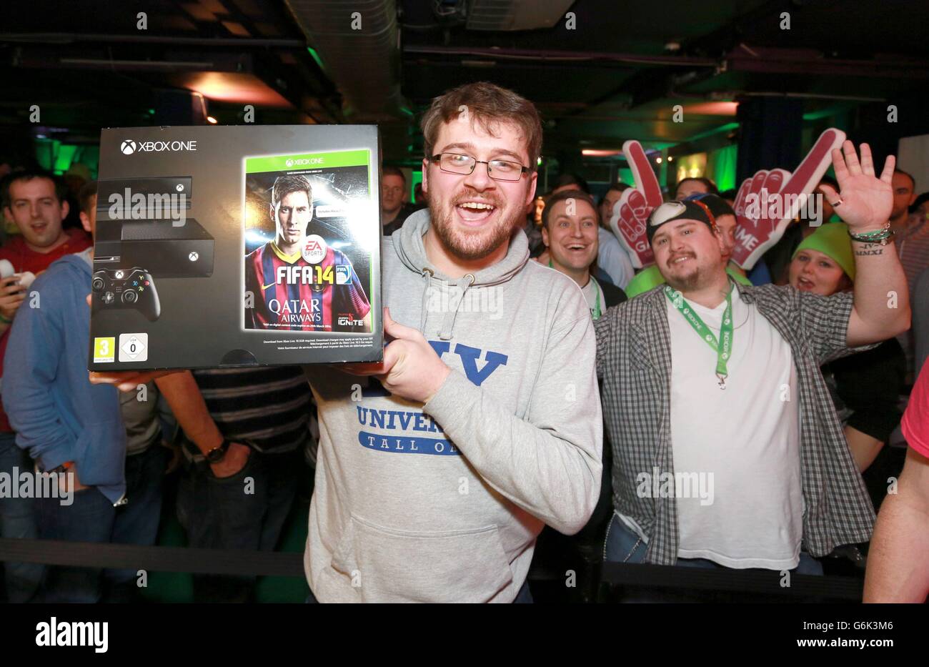 Charlie Pulbrook di Sidcup è la prima persona a prendere una Xbox One dopo l'uscita di mezzanotte della console presso il negozio di GIOCHI pop-up a Trocadero in Leicester Square di Londra. ASSOCIAZIONE STAMPA Data immagine: Giovedì 21 novembre 2013 il credito fotografico dovrebbe essere: Matt Alexander/PA Wire Foto Stock