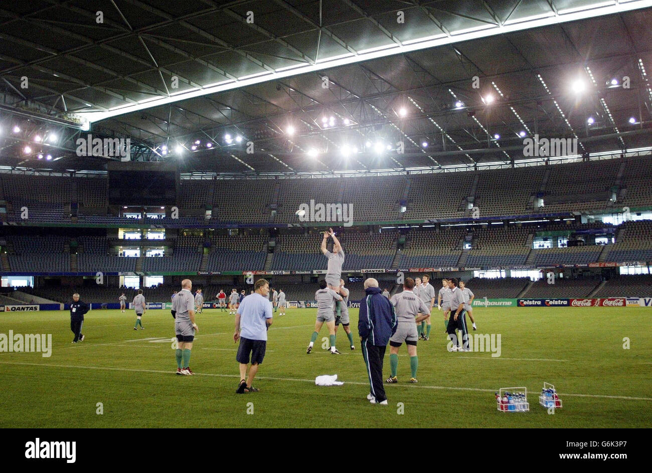 L'Irlanda pratica i line-out più intensi durante una sessione finale di allenamento sotto un tetto chiuso al Telstra Dome di Melbourne, in Australia, prima dello scontro finale della domenica con la Francia al Telstra Dome. NESSUN UTILIZZO DEL TELEFONO CELLULARE. I SITI INTERNET POSSONO UTILIZZARE UNA SOLA IMMAGINE OGNI CINQUE MINUTI DURANTE LA PARTITA Foto Stock