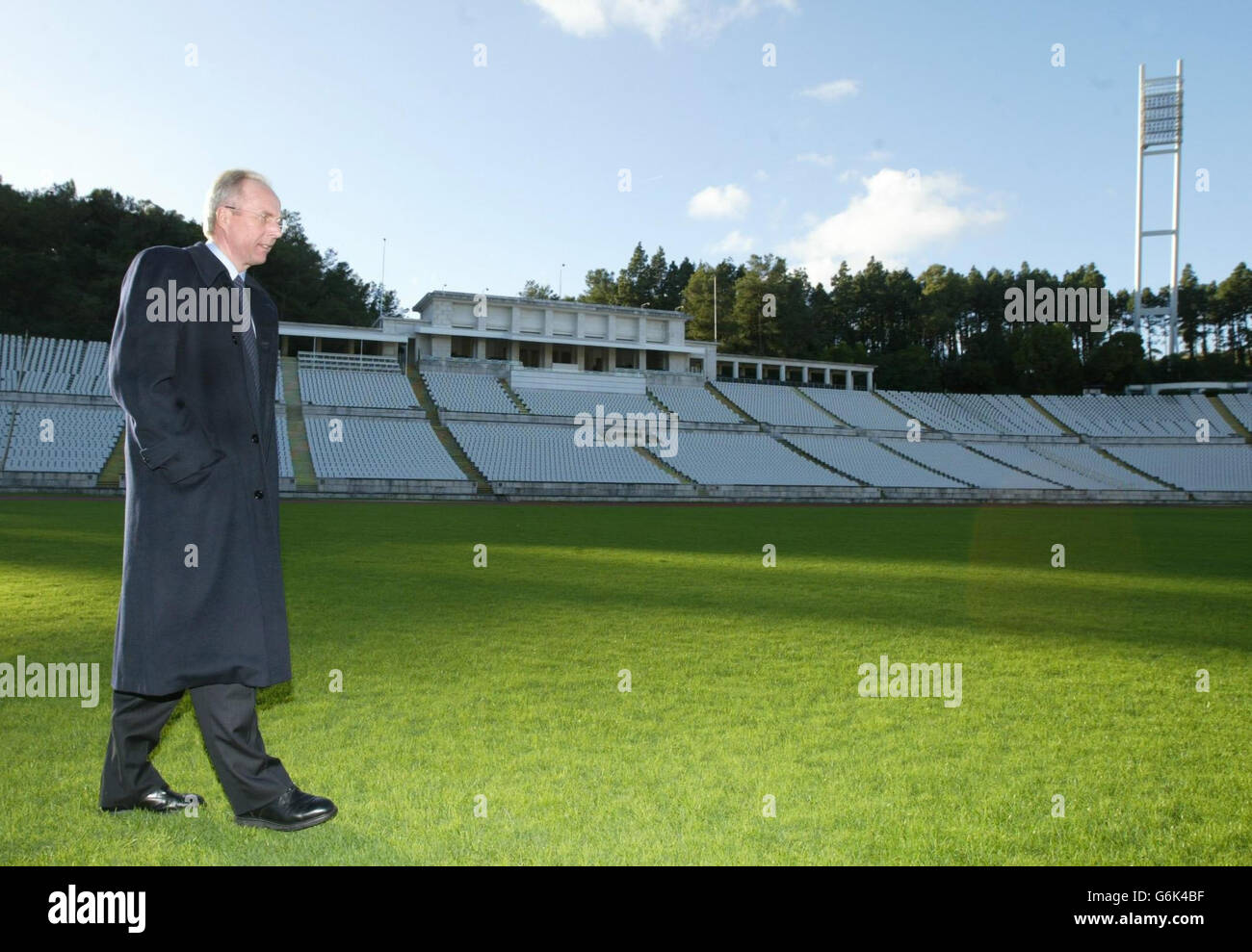Il manager inglese Sven Goran Eriksson cammina attraverso lo Stadio Nazionale del Portogallo dove la squadra inglese si allenerà durante le finali Euro 2004. Foto Stock