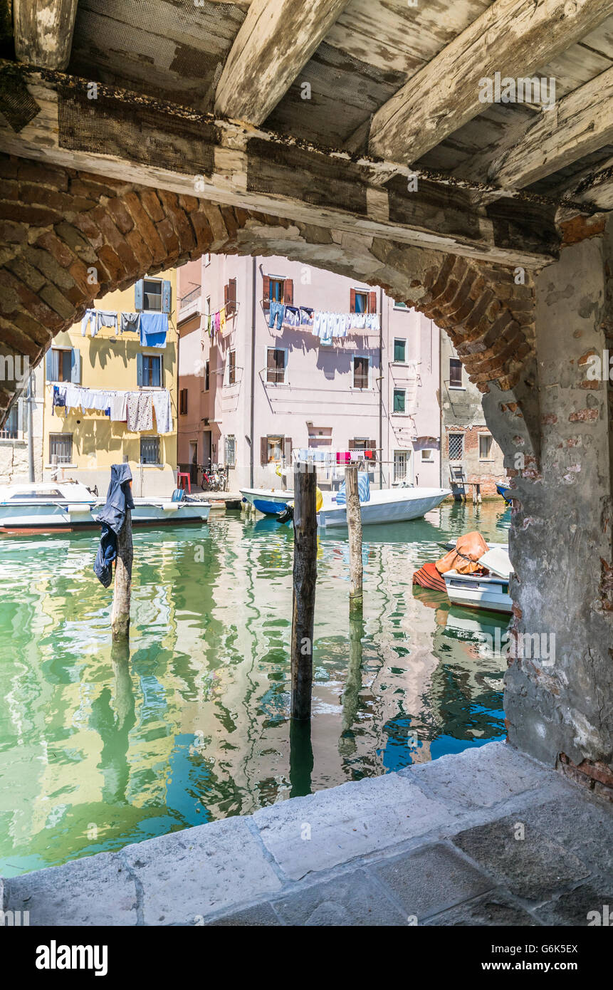 Chioggia scorcio da arcate lungo i canali. Foto Stock