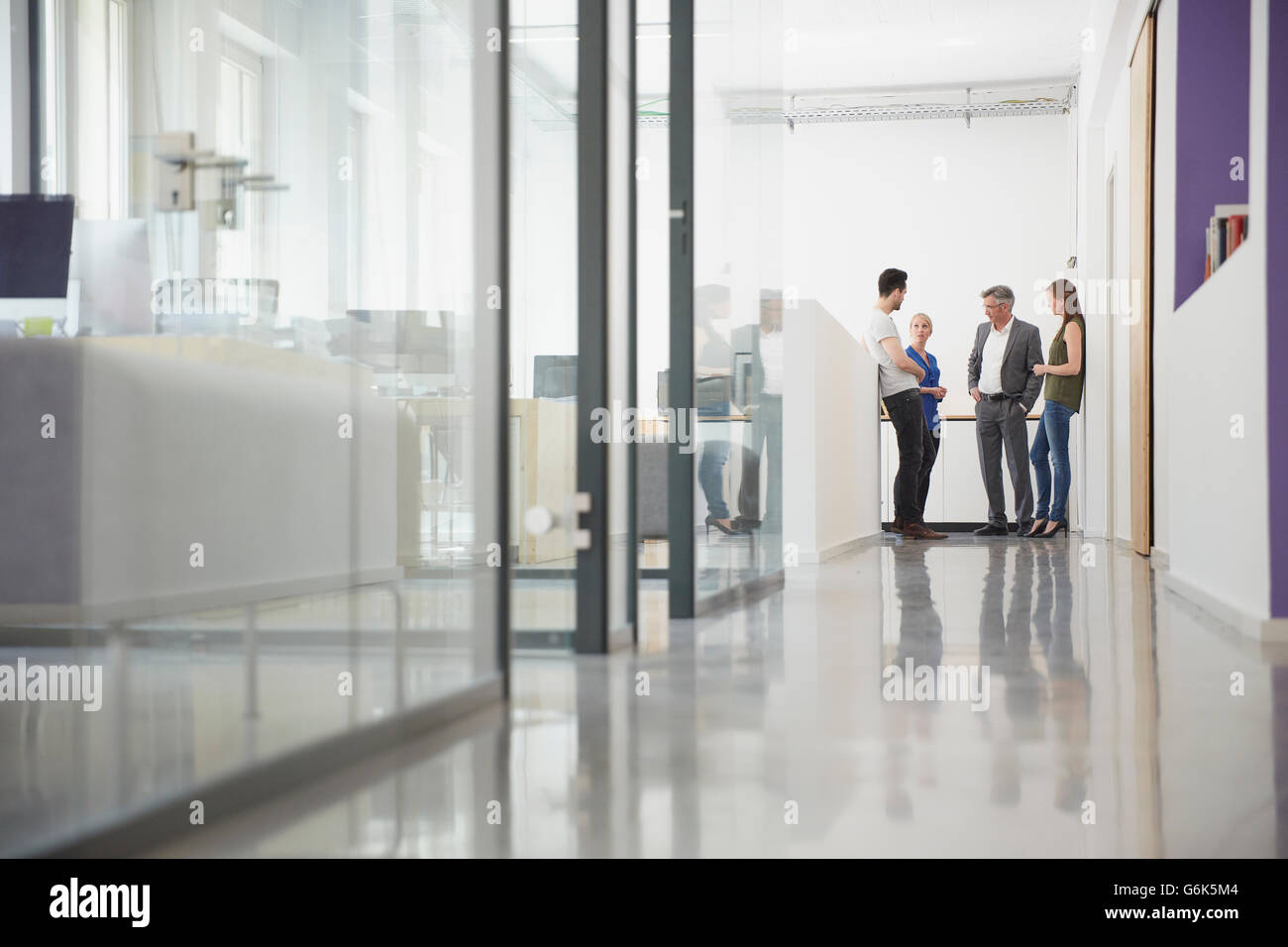 Un gruppo di uomini di affari che incontro nel corridoio di office Foto Stock