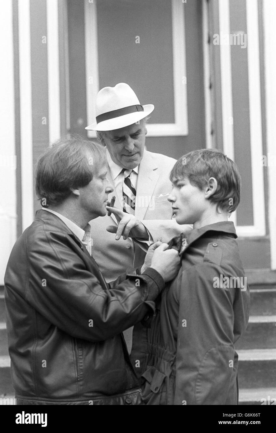 Attori Dennis Waterman e George Cole, star del 'Minder' della televisione che avvertono Chris Routh da Sheffield a Londra, dove stanno facendo un video in tre parti che avverte i giovani dei pericoli associati al consumo illegale di droga. Foto Stock