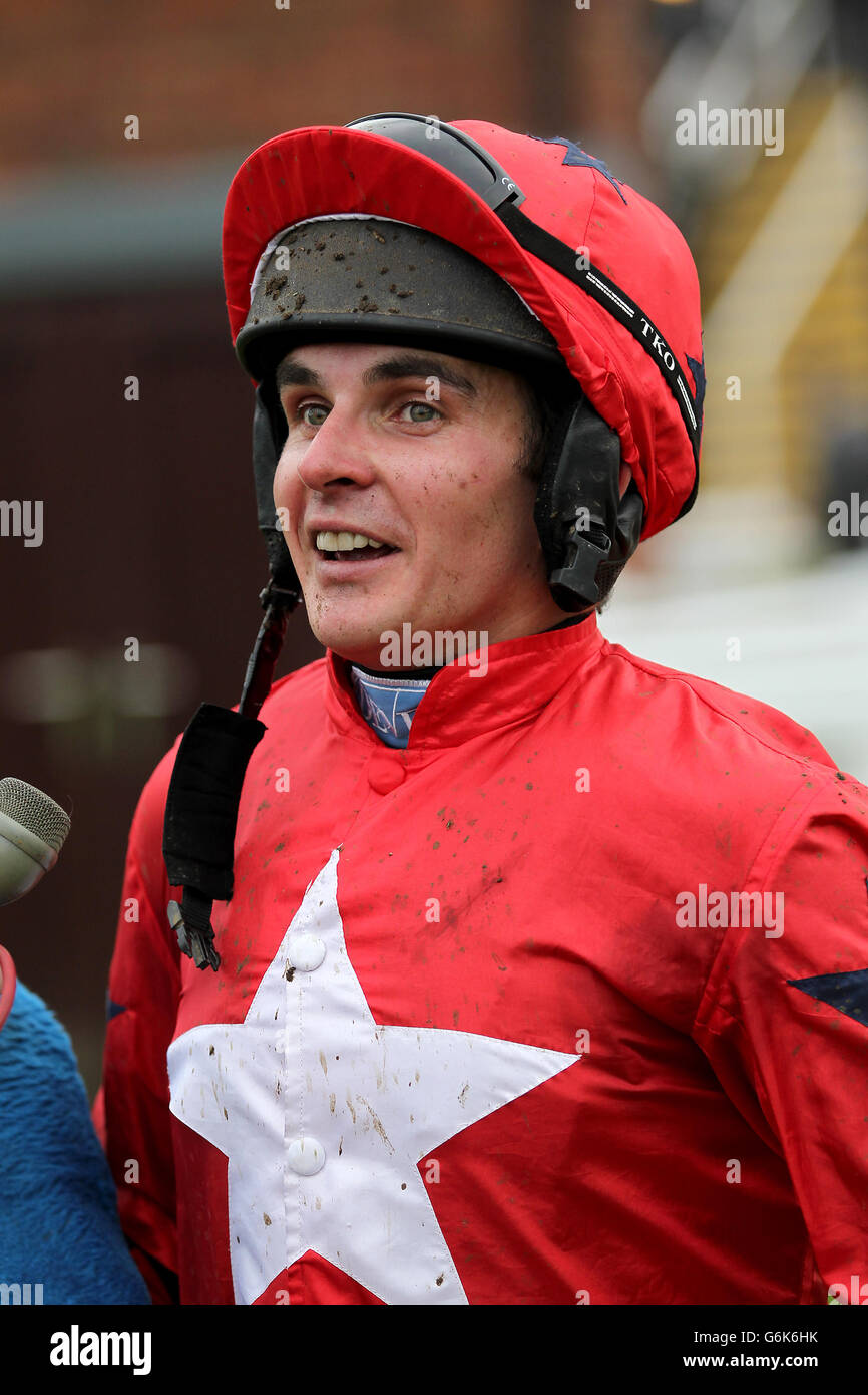 Jockey Liam Treadwell dopo aver cavalcato nel Pertemps Network handicap hurdle durante il giorno uno della Showcase Meeting a Cheltenham Racecourse, Cheltenham. Foto Stock