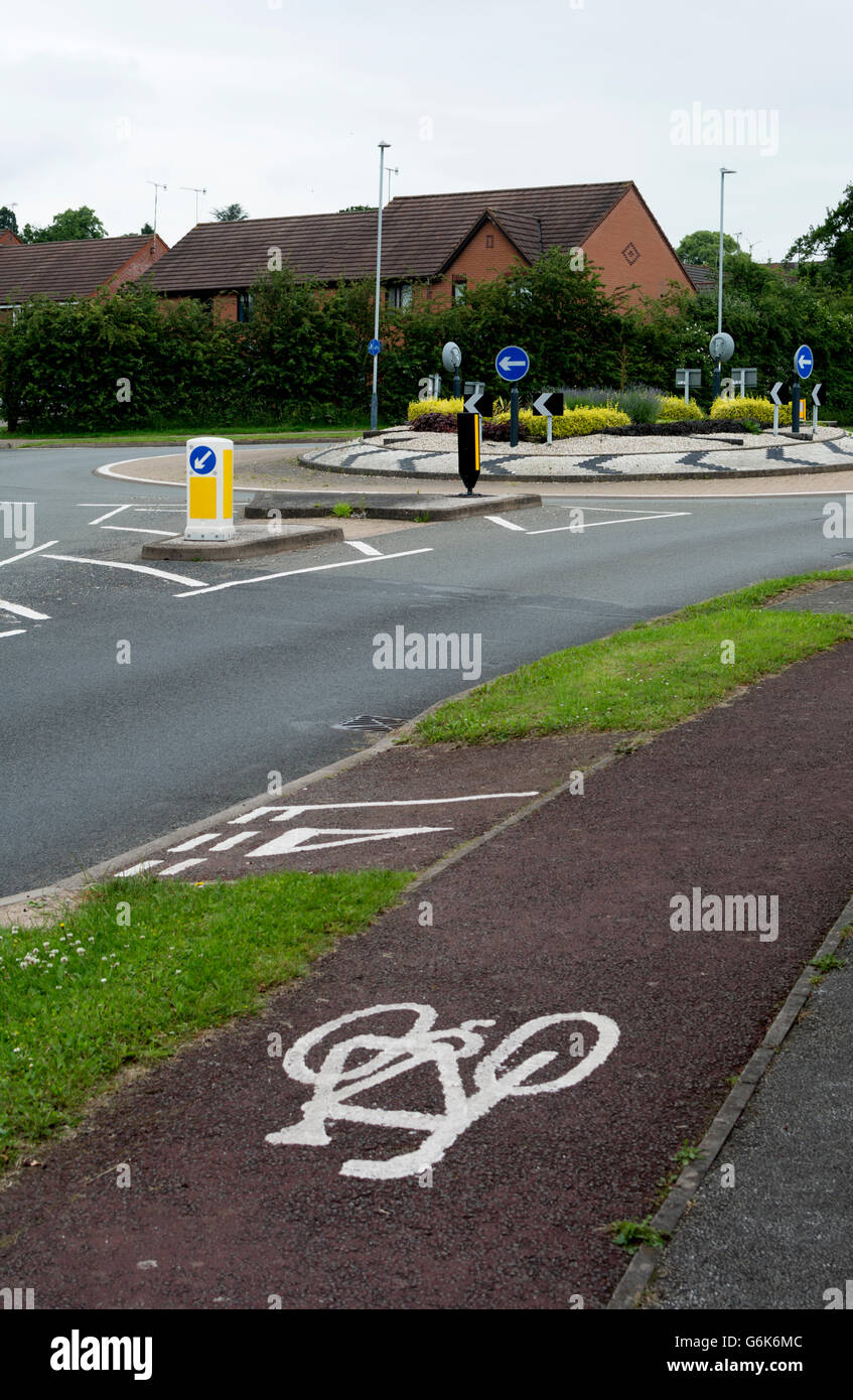 Un percorso di ciclo a Hatton parco immobiliare di alloggiamento, Warwickshire, Regno Unito Foto Stock