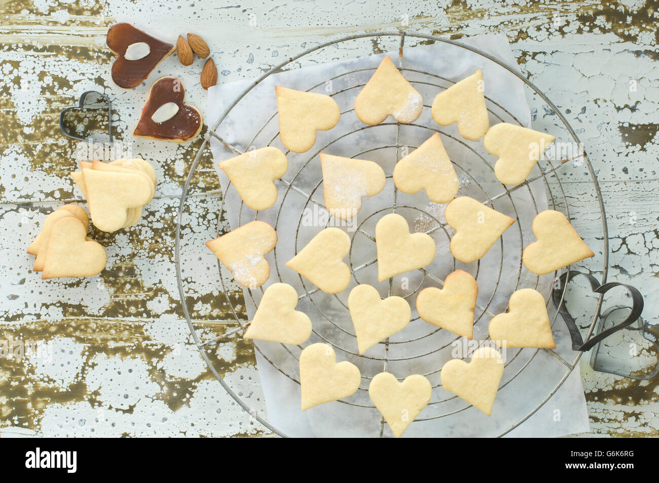 A forma di cuore biscotti di Natale sulla griglia da forno Foto Stock