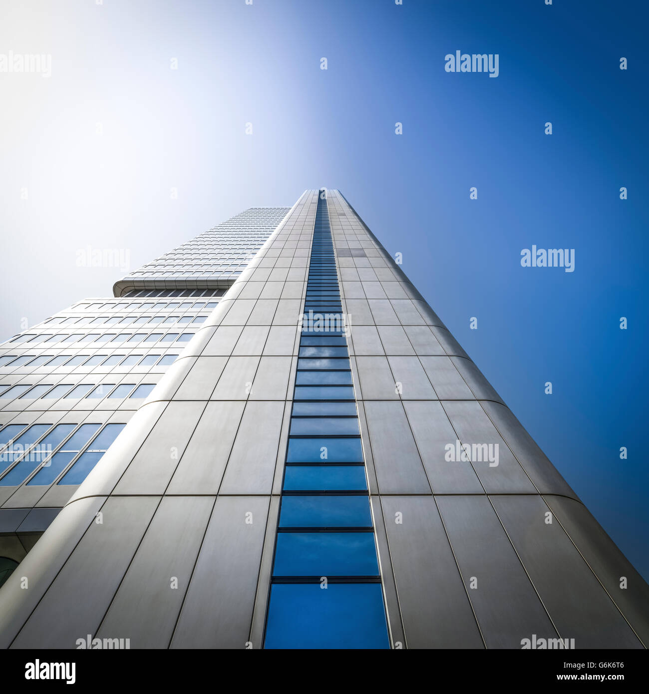 Germania, Francoforte, facciata del grattacielo moderno visto da sotto Foto Stock