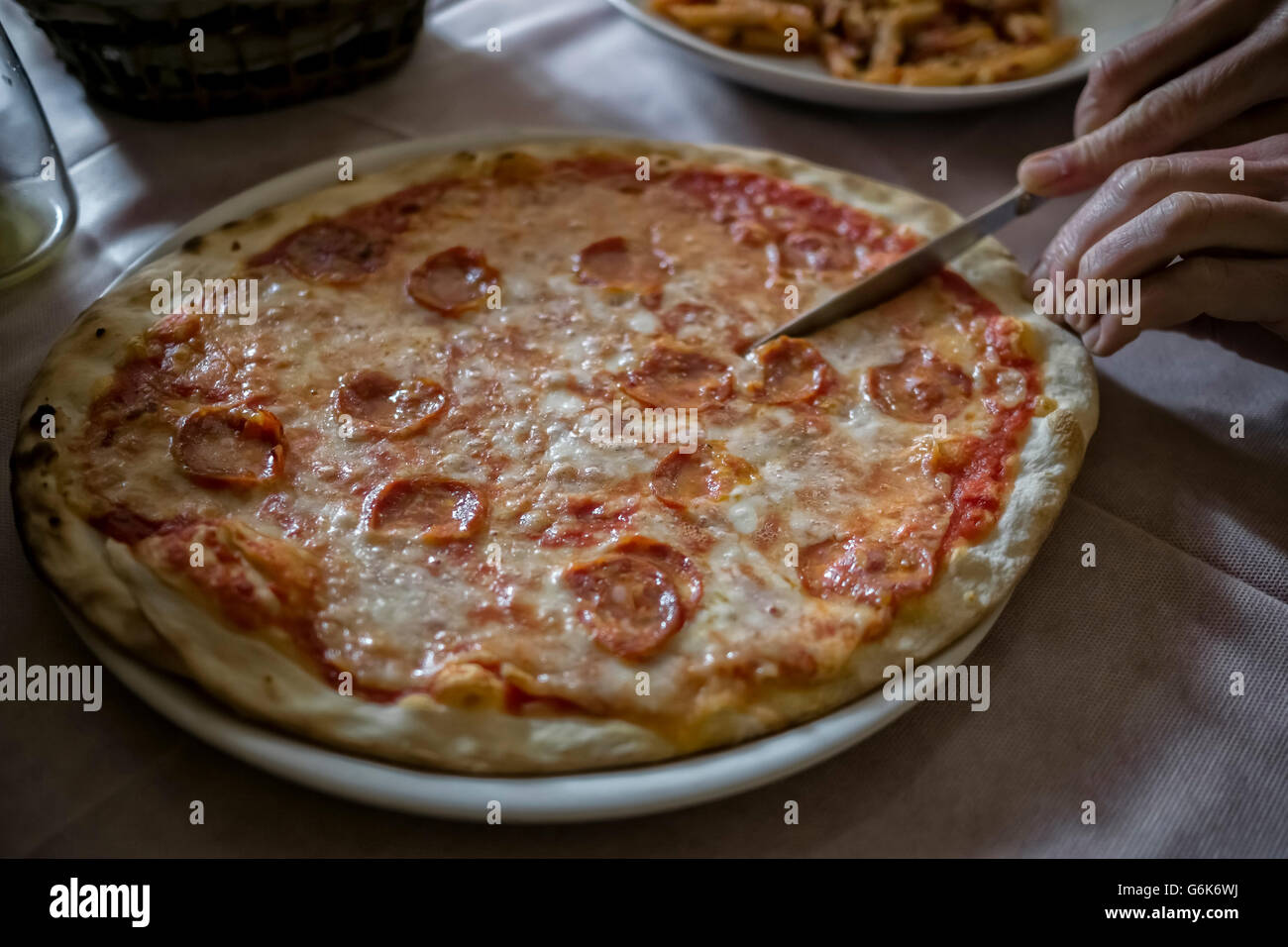 Donna pizza di taglio Foto Stock