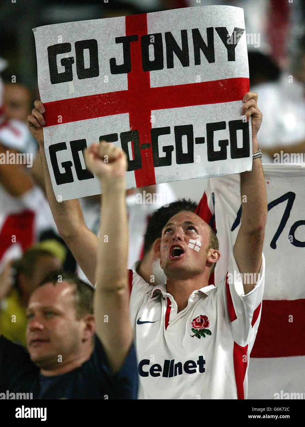 I fan dell'Inghilterra festeggiano la loro vittoria del 24-7 sulla Francia nella semifinale della Coppa del mondo di Rugby al Telstra Stadium di Sydney Foto Stock