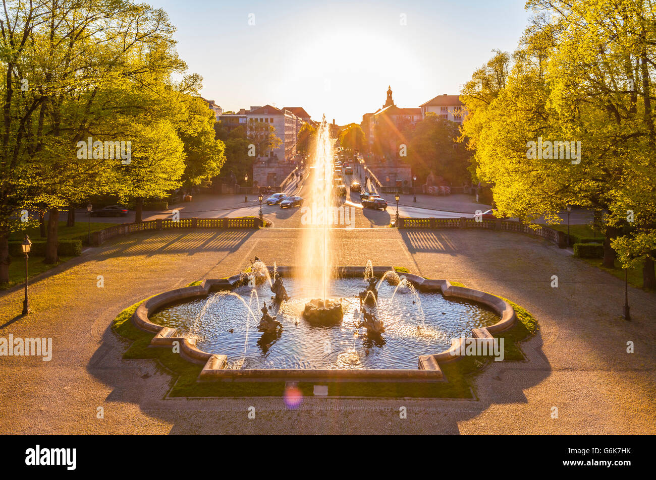 Germania - Monaco, Prinzregent-Luitpold-Terrasse con fontana a retroilluminazione Foto Stock