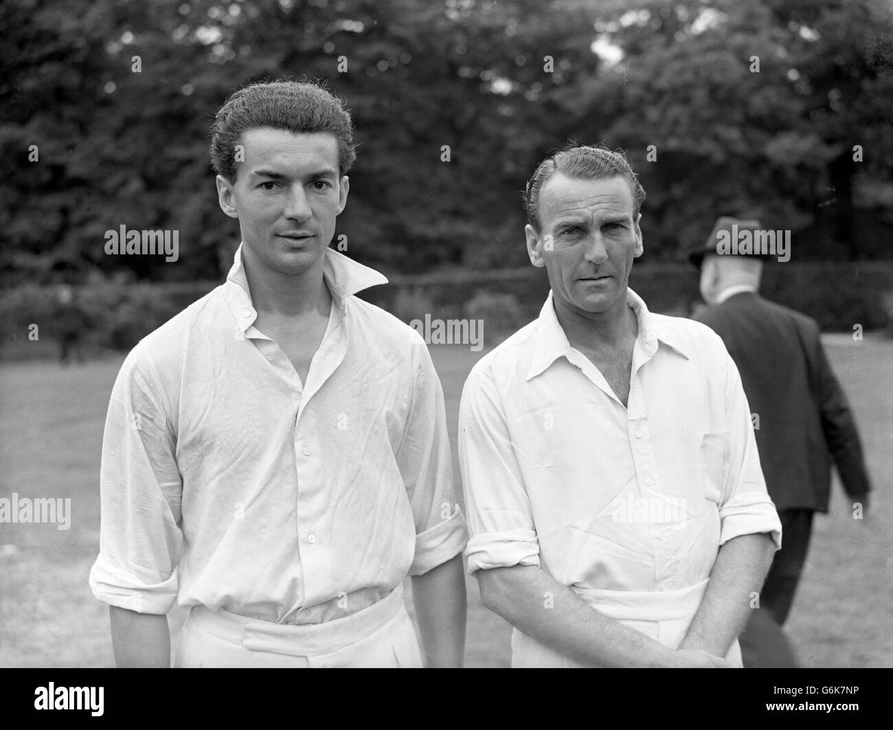 Reginald T Simpson (a sinistra), il 30-year-old Nottinghamshire County Cricketer, che suonerà per l'Inghilterra contro 'il resto' a Bradford il 31 maggio. Foto Stock