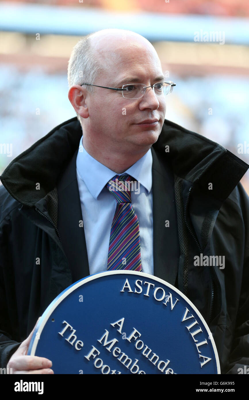 Calcio - Barclays Premier League - Aston Villa / Sunderland - Villa Park. Una targa si tiene prima di una presentazione ad Aston Villa da Shaun Harvey della Football League Foto Stock