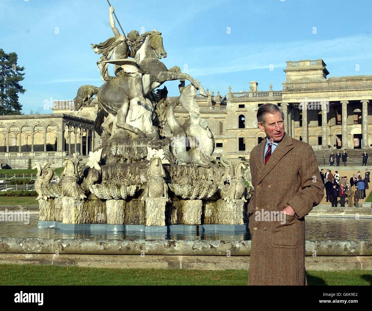 Il Principe del Galles si trova di fronte alla fontana Perseo e Andromeda di Witley Court a Great Witley, nel Worcestershire. Il Principe del Galles è stato dovuto ufficialmente 'fuoco su' la fontana restaurata del 19 ° secolo Perseus e Andromeda oggi e incontrare corridori e corridori in un rinnovato ippodromo, durante un tour delle West Midlands e Shropshire. Foto Stock