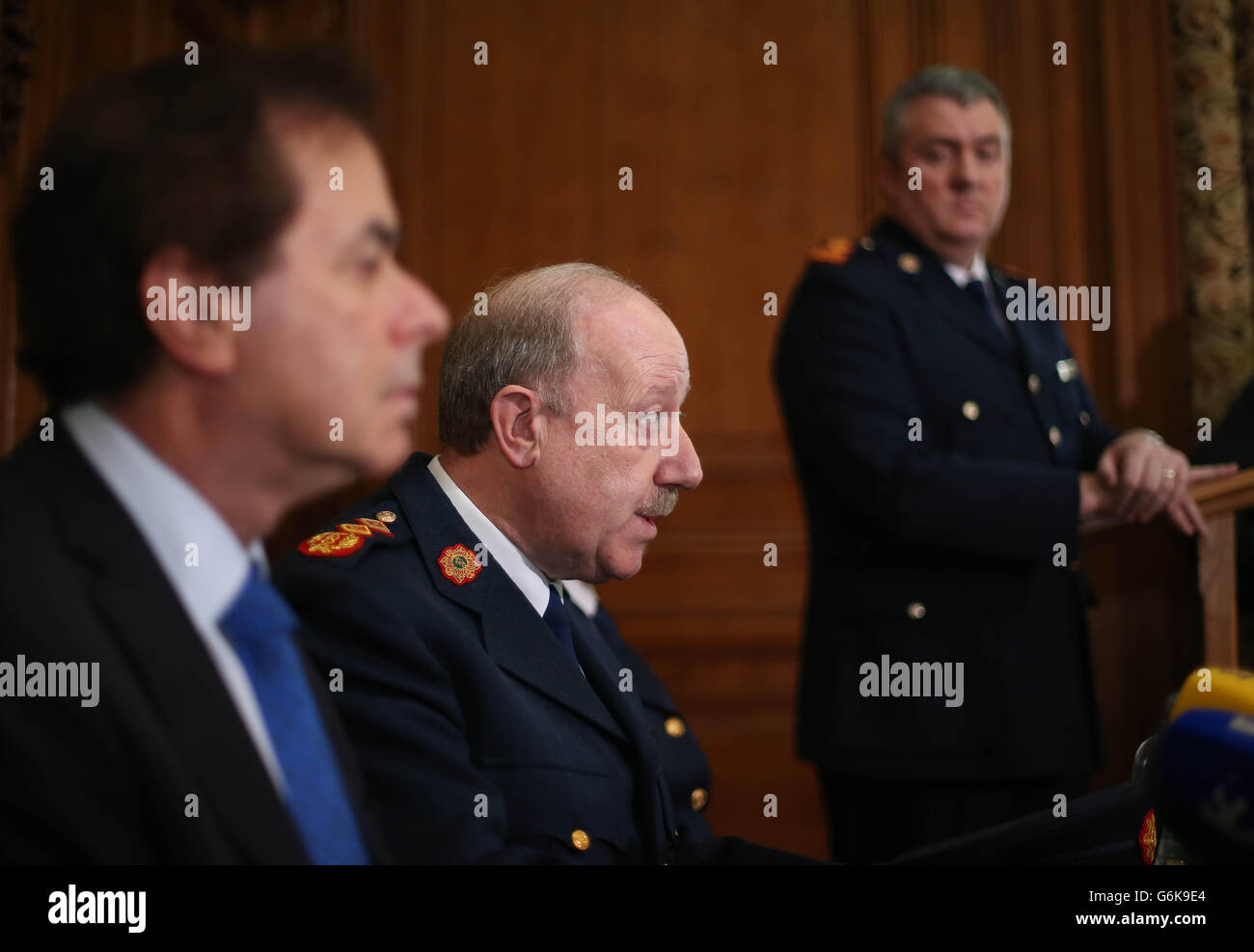 Il Ministro della Giustizia Alan Shatter e il Commissario del Garda Martin Callinan hanno reagito alla relazione Smithwick mentre il Superintendente Dave Taylor guarda alla Farmleigh House di Dublino. Foto Stock