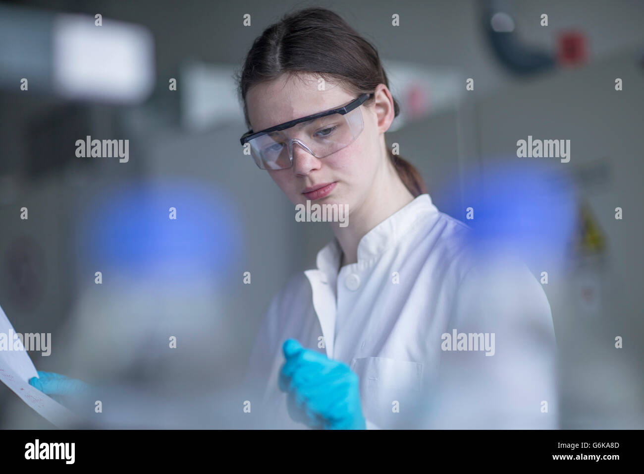 Tecnico di laboratorio in laboratorio Foto Stock