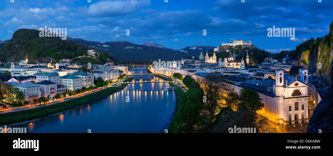 Austria, Salisburgo, vista panoramica del fiume Salzach, la città vecchia e il castello di Hohensalzburg, blu ora Foto Stock