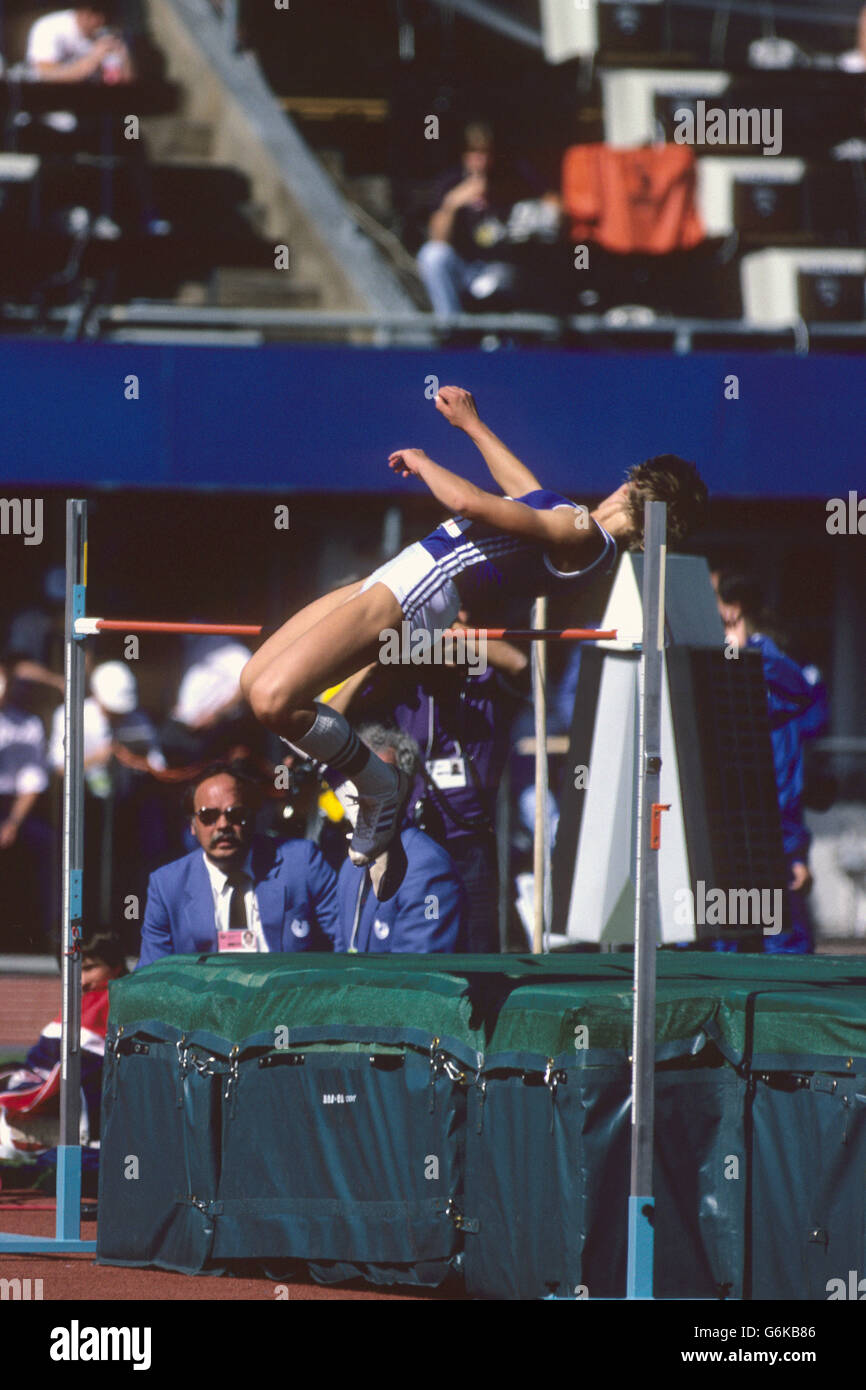 Atletica - Campionati del mondo 1983 - Heptathlon femminile - Helsinki, Finlandia. Sabine Paetz della Germania dell'Est durante l'evento di salto in alto. Continuò a vincere la medaglia d'argento. Foto Stock