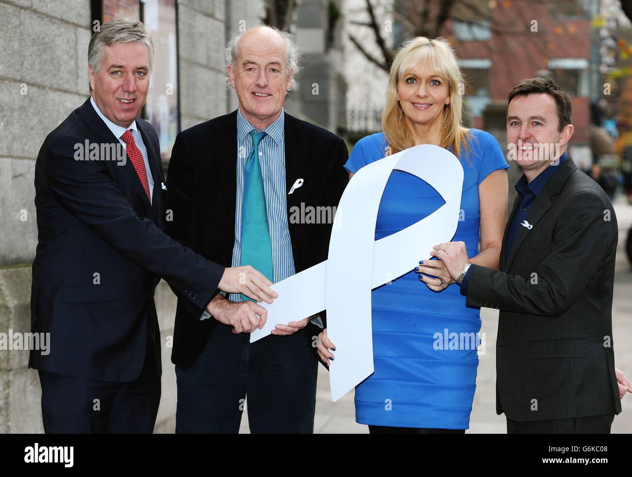 (Da sinistra a destra) CEO del fai John Delaney, Miriam o'Callaghan Alan o'Neill, CE0 della rete per lo sviluppo degli uomini e il Ministro Brian Hayes TD, ad un ricevimento in occasione della Giornata del nastro bianco alla Casa dell'UE di Dublino. Foto Stock