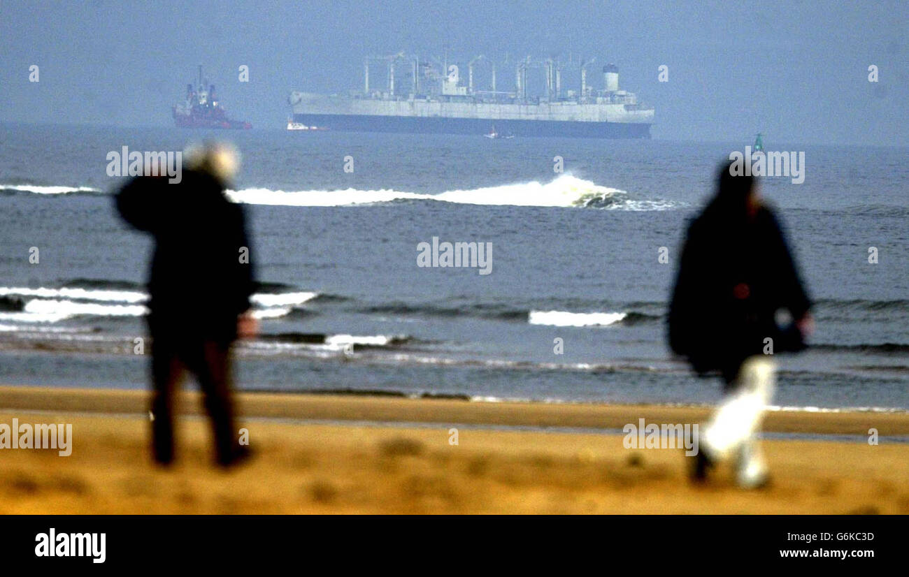 La prima è la flotta fantasma di una nave statunitense, la Caloosahatchee, che arriva nell'estuario del Tees, vicino a Hartlepool, nel Nord Est. L'accordo tra la società di riciclaggio del Regno Unito e le autorità degli Stati Uniti per smantellare 13 navi che hanno deragliato ha causato un grido da parte degli ambientalisti su entrambe le sponde dell'Atlantico. Foto Stock