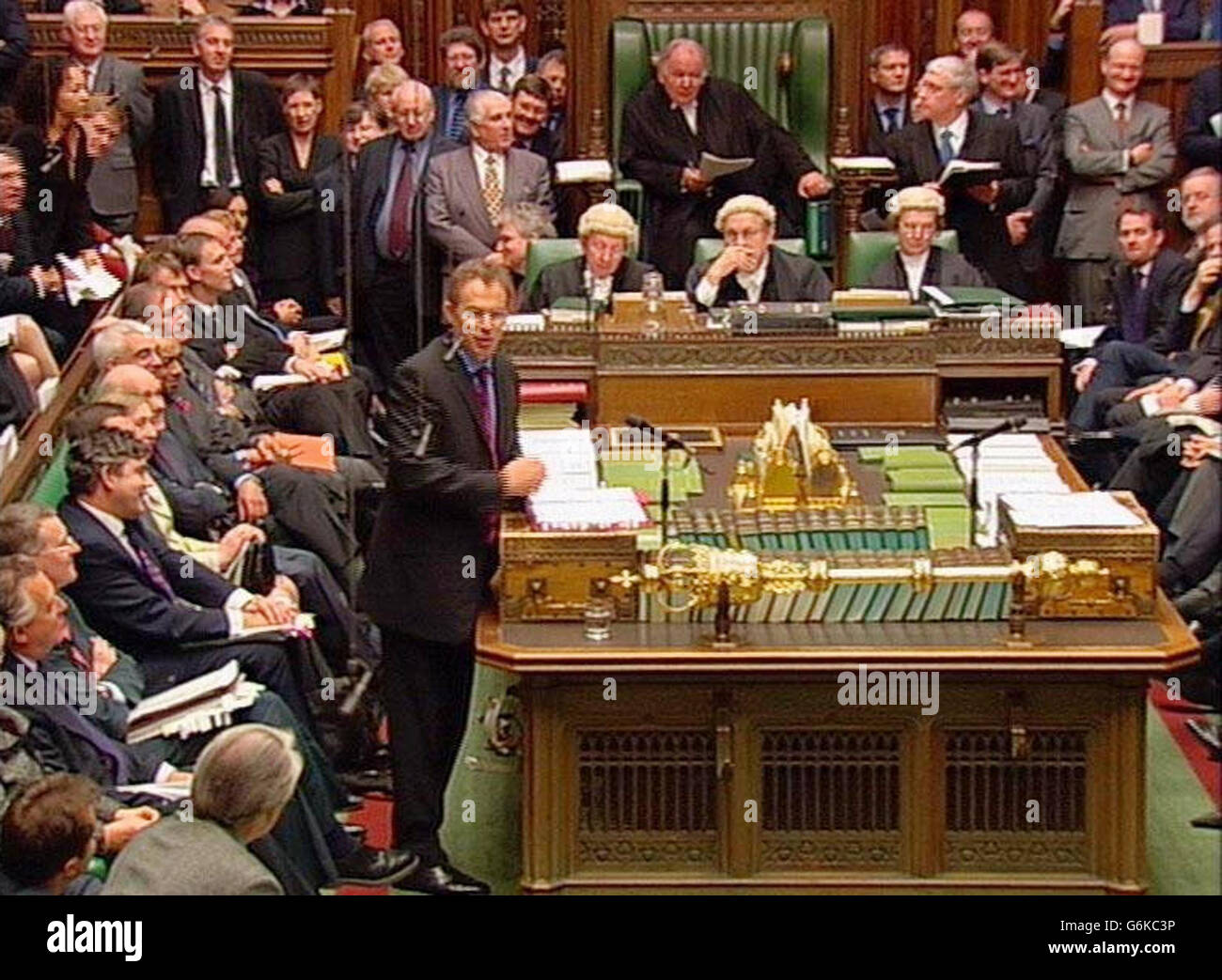 Video grab del primo Ministro Tony Blair (a sinistra) durante le Domande del primo Ministro alla Camera dei Comuni di Londra. Foto Stock