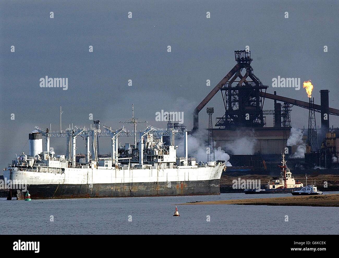 La ghostship Caloosahatchee arriva a Hartlepool, dove sarà tenuto in deposito fino a quando una battaglia legale è finalizzata su se può essere smantellato su Teesside. La nave da 15,000 tonnellate ha lasciato il fiume James in Virginia, America, il 6 ottobre con un'altra nave fantasma Canisteo, che dovrebbe arrivare domani al cantiere di able. Foto Stock