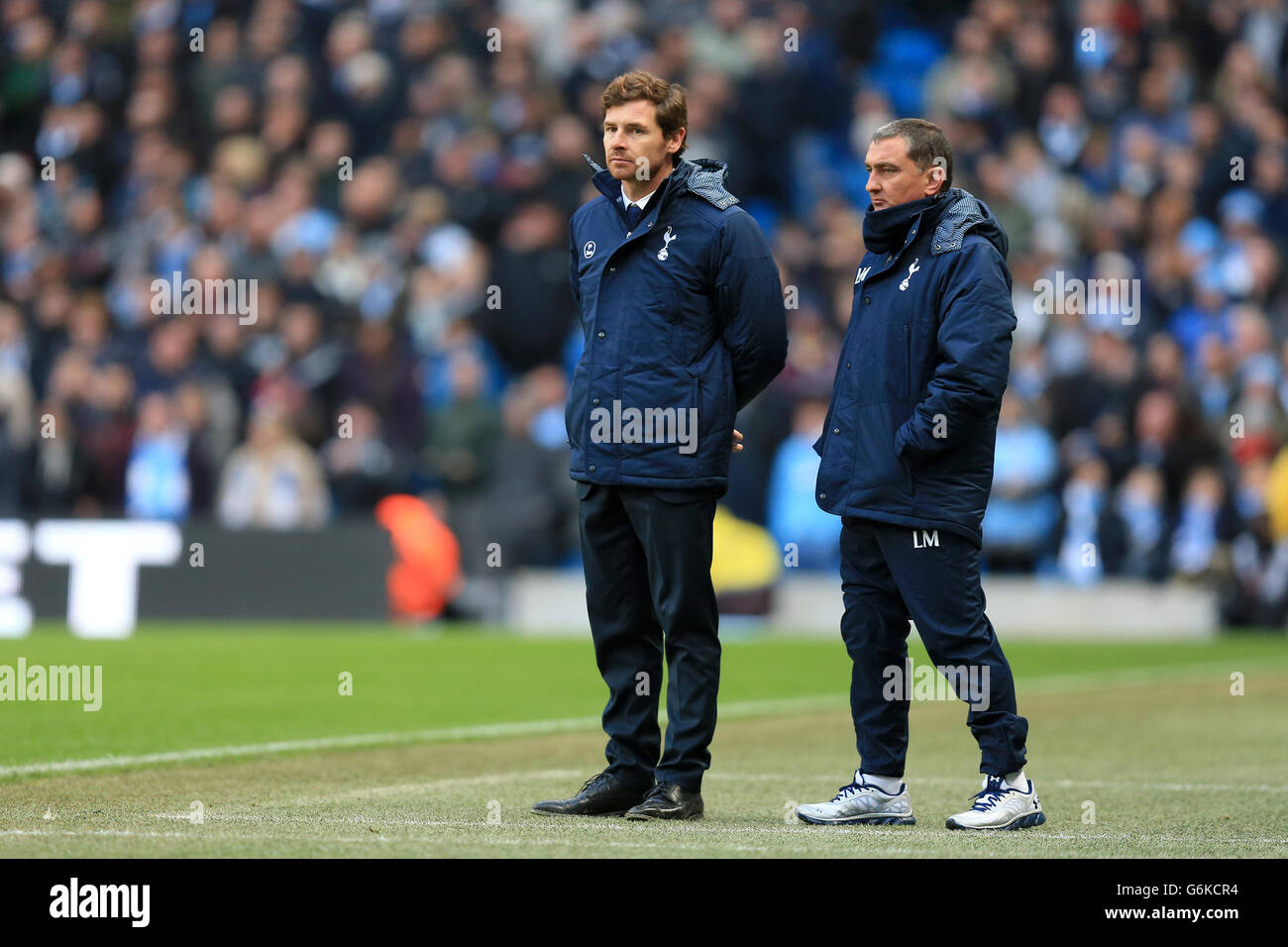 Calcio - Barclays Premier League - Manchester City v Tottenham Hotspur - Etihad Stadium. Tottenham Hotspur manager Andre Villas-Boas con il primo allenatore di squadra Luis Martins (a destra) sulla linea di contatto Foto Stock