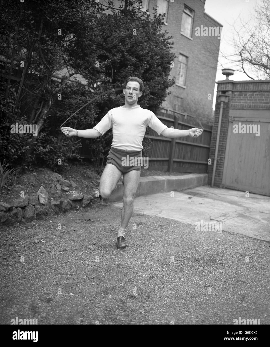 Motor Racing - Stirling Moss - Hampstead Flat, Londra. Il pilota britannico Stirling Moss salta al suo appartamento Hampstead a Londra. Foto Stock