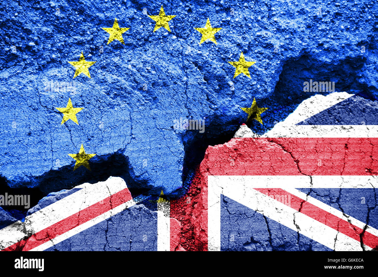 Brexit, bandiere del Regno Unito e dell'Unione europea su sfondo incrinato Foto Stock