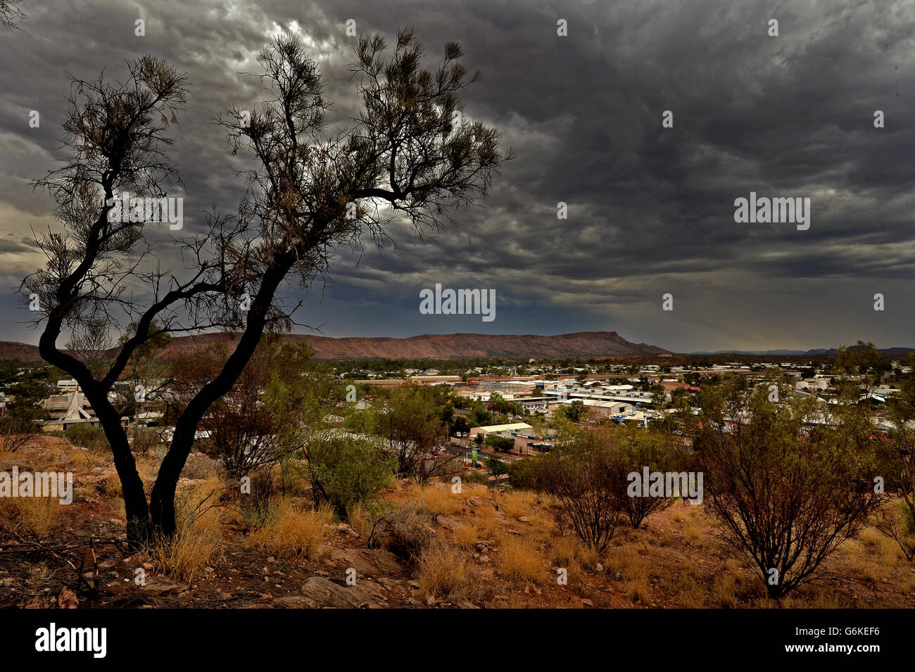 Le forti nuvole piovose si vedono sopra Alhekulyele (Mount Gillen), parte della catena montuosa MacDonnell di Alice Springs, Australia. PREMERE ASSOCIAZIONE foto. Data immagine: Martedì 26 novembre 2013. La formazione del picco e del crinale del Monte Gillen è associata alle attività del cane selvatico (Achngwelye). Il credito fotografico dovrebbe essere: Anthony Devlin/PA Wire. Foto Stock