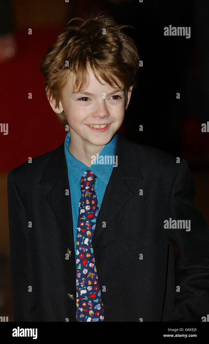 Thomas Sangster arriva per il film britannico di beneficenza Premiere of Love in realtà, in aiuto di Comic Relief, tenuto presso l'Odeon Leicester Square, nel centro di Londra. Foto Stock