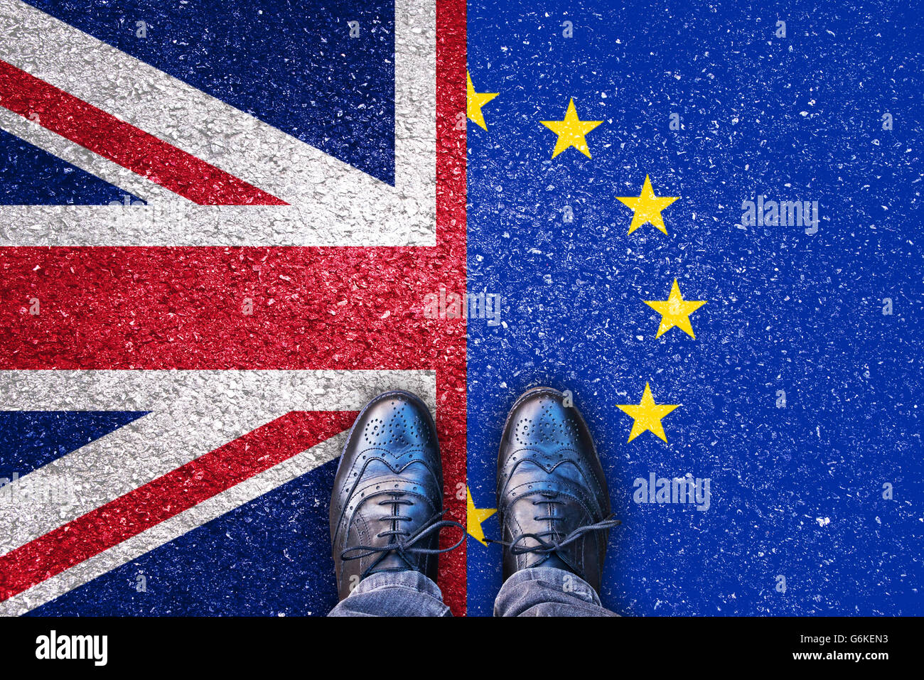 Brexit, bandiere del Regno Unito e dell'Unione europea su strada asfaltata con gambe Foto Stock
