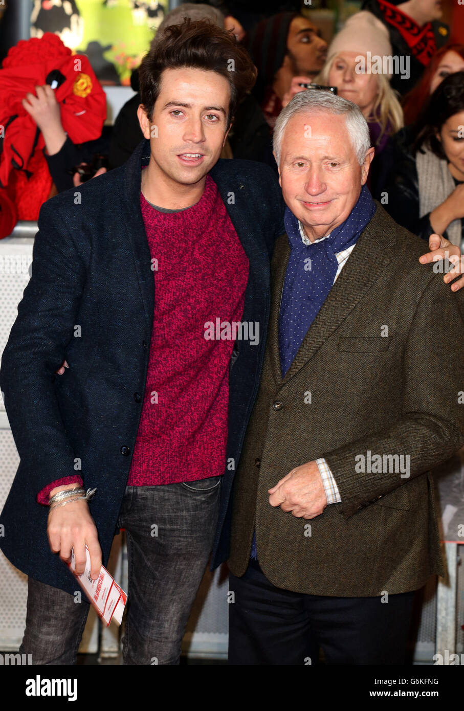 Nick Grimshaw con Peter Grimshaw in arrivo per la prima mondiale della classe 92 a Londra il 1 dicembre 2013. Foto Stock