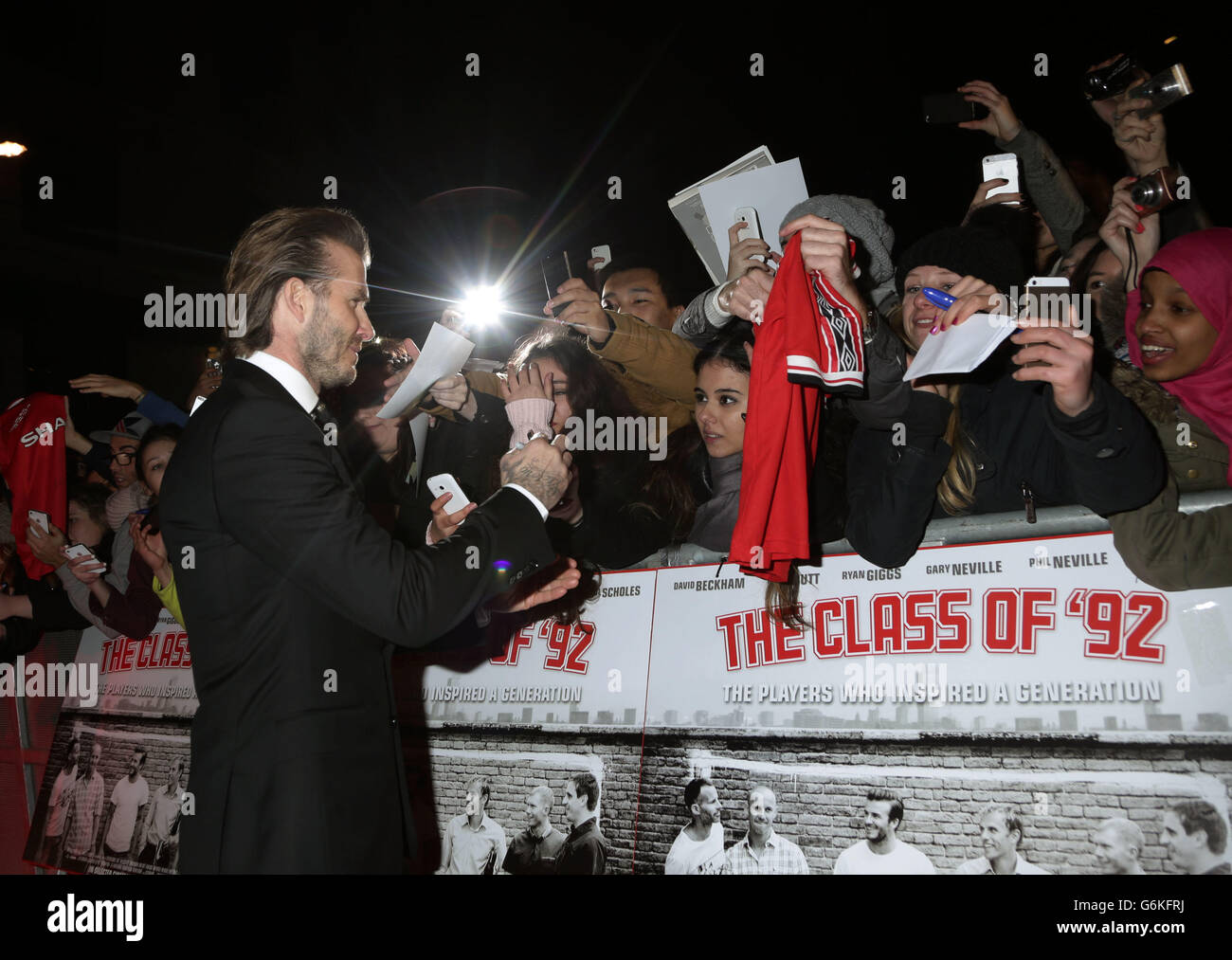 David Beckham con i tifosi che arrivano per la prima mondiale della Classe del 92 all'Odeon Leicester Square, nel centro di Londra. Foto Stock