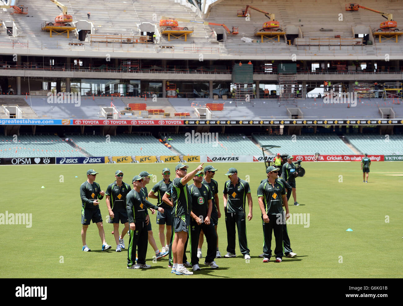 I giocatori australiani guardano intorno al terreno durante la sessione di reti all'Adelaide Oval, Adelaide, Australia. Foto Stock