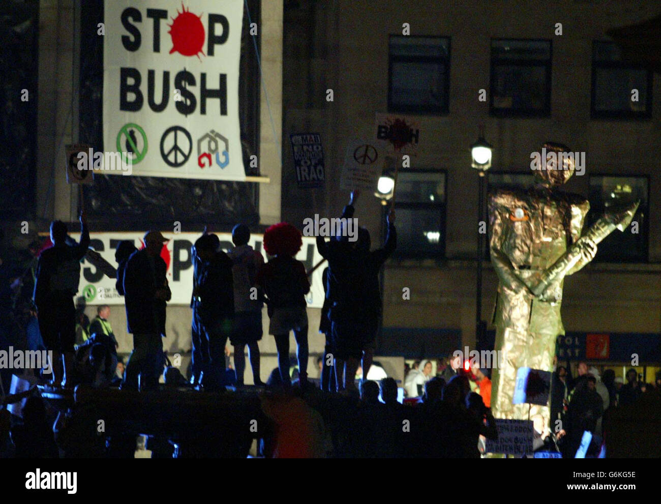 I manifestanti si riuniscono in trafalgar Square dopo una giornata trascorsa per le strade di Londra come parte della demo anti-Bush. Foto Stock