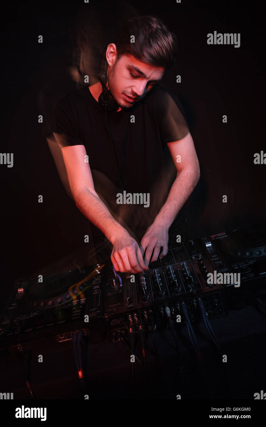 Ritratto di giovane DJ per riprodurre musica e mixare brani Foto Stock