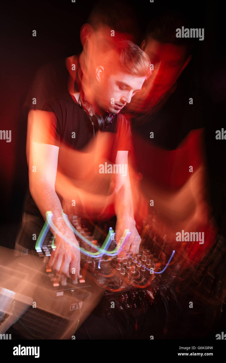 Ritratto di giovane dj mixare brani sulla parte Foto Stock