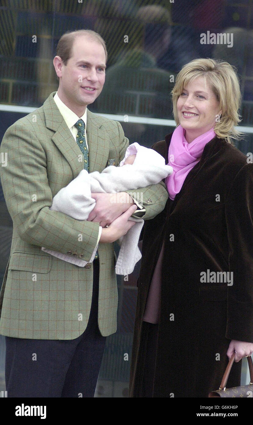 Il conte e la contessa di Wessex lasciano il Frimley Park Hospital a Surrey con la loro figlia. Il bambino, come ancora unamed, è nato prematuramente dalla sezione cesarean di emergenza. Il bambino fu più tardi chiamato Lady Louise. Foto Stock