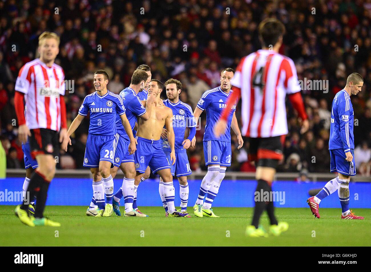 Eden Hazard (centro) di Chelsea celebra il terzo obiettivo del gioco con i compagni di squadra mentre i giocatori di Sunderland si sfidano Foto Stock