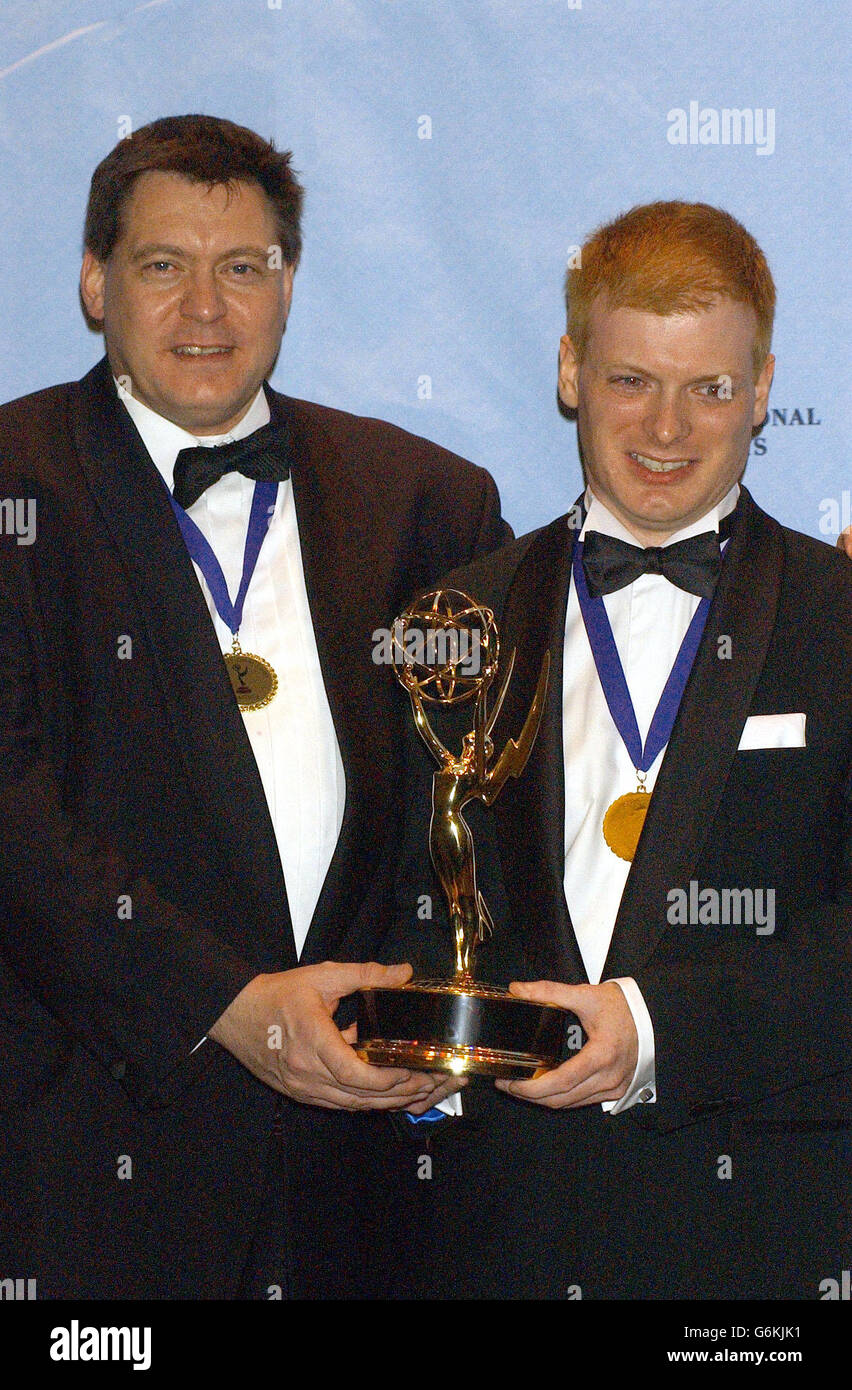 Carl Schmitt (lt) e Mark Cairns con il Documentary Emmy per lo spettacolo tedesco "Das Leben Geht Weiter (LIFE Goes on)" al 31° International Emmy Awards al New York Hilton di New York City, USA. Foto Stock