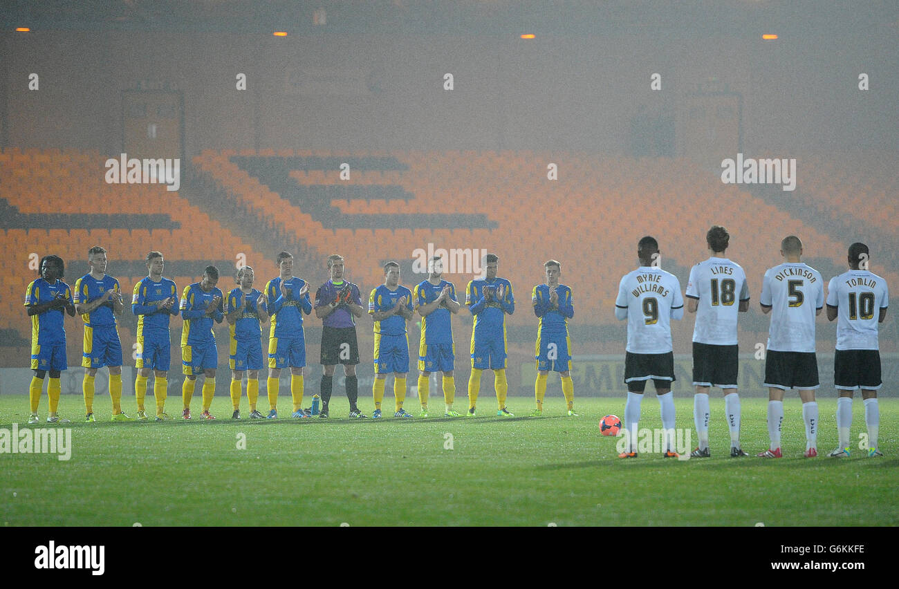 Calcio - fa Cup - secondo turno - Port vale / Salisbury City - vale Park. Port vale e Salisbury City applauso di pochi minuti per Nelson Mandela Foto Stock
