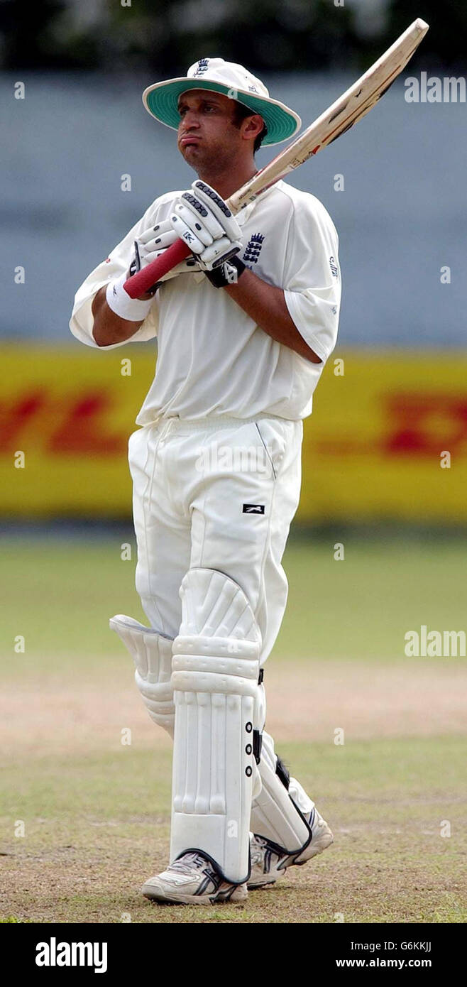 Inghilterra battsman Mark Butcher sul suo modo di segnare un imbattuto 151 durante la sessione mattutina, come l'Inghilterra assume il presidente XI al Colombo Cricket Club in preparazione per la prossima serie di test contro lo Sri Lanka. Foto Stock